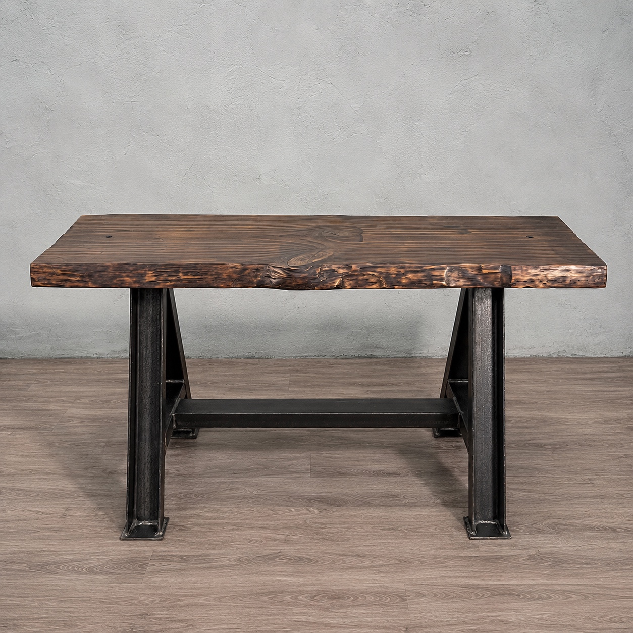 Consola industrial de hierro fundido y madera sin cantear, vista frontal
