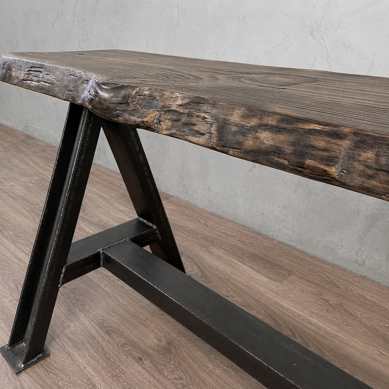 Consola de madera maciza, detalle sin cantear