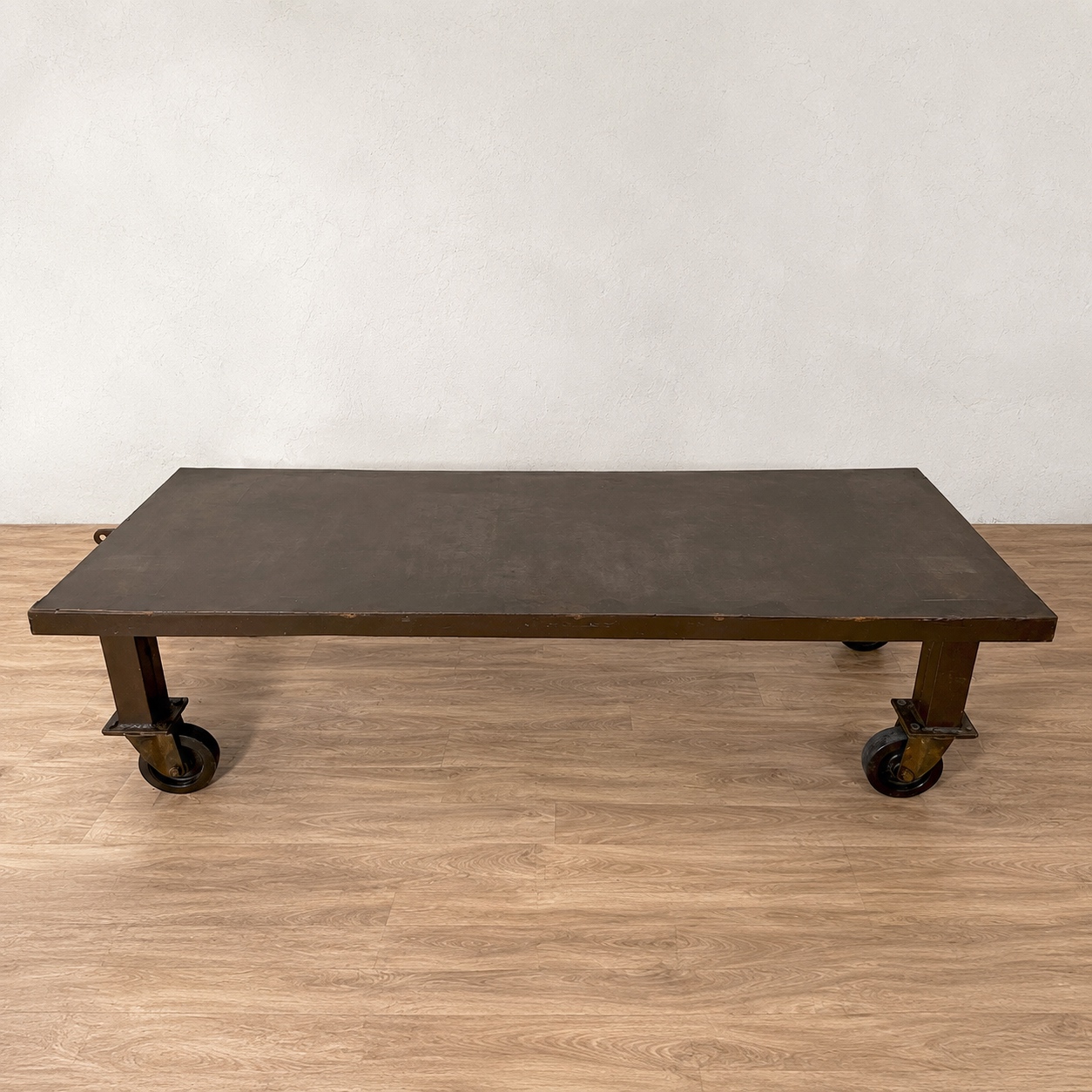 Mesa de hierro industrial de centro con ruedas, vista general
