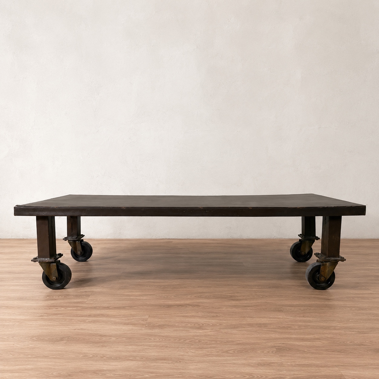 Mesa industrial de hierro con ruedas originales, vista frontal