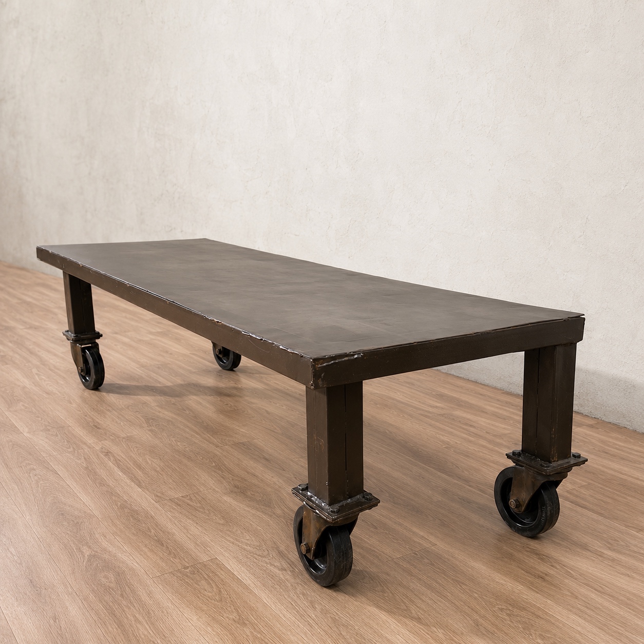 Mesa de centro industrial vintage de hierro, vista general lateral