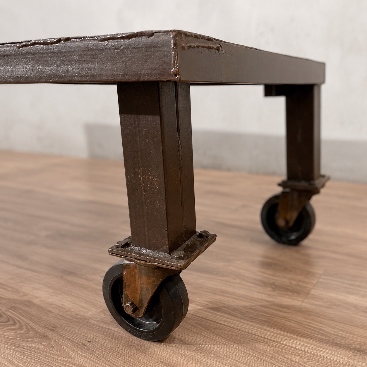 Mesa de centro industrial vintage de hierro, detalle estructura original