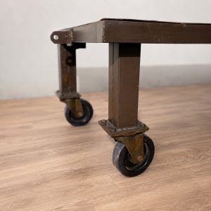 Detalle de las patas y ruedas originales de la mesa de centro industrial vintage de hierro