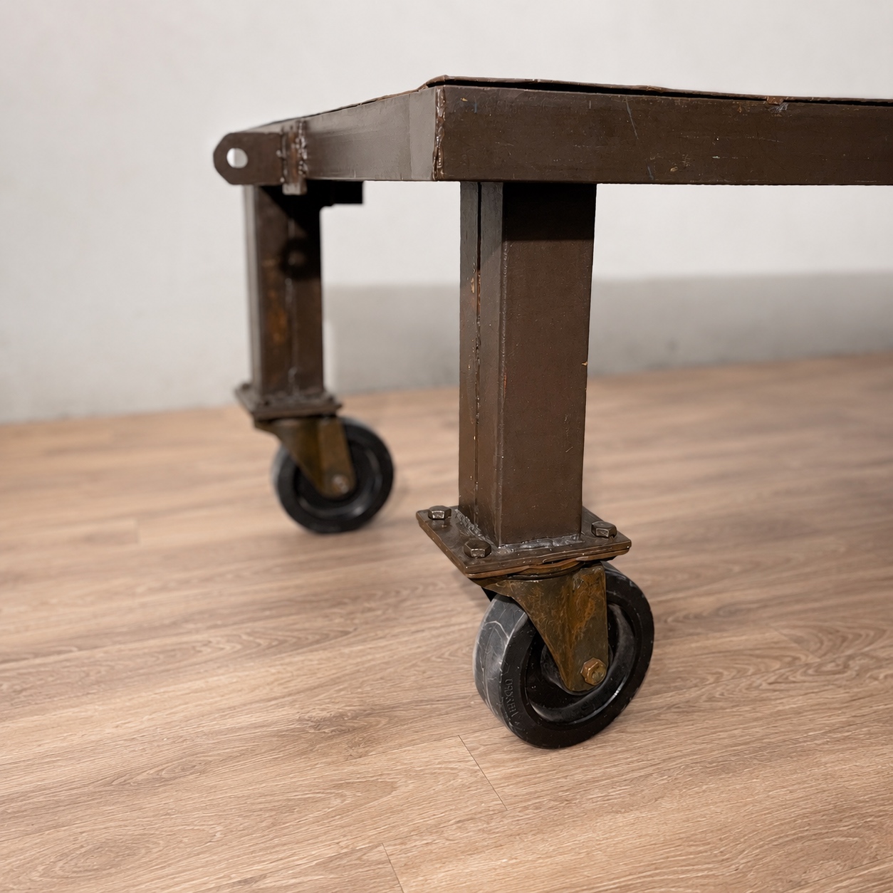 Detalle de las patas y ruedas originales de la mesa de centro industrial vintage de hierro