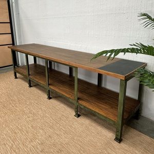 Banco de trabajo industrial XL con listones de madera y estructura de hierro verde