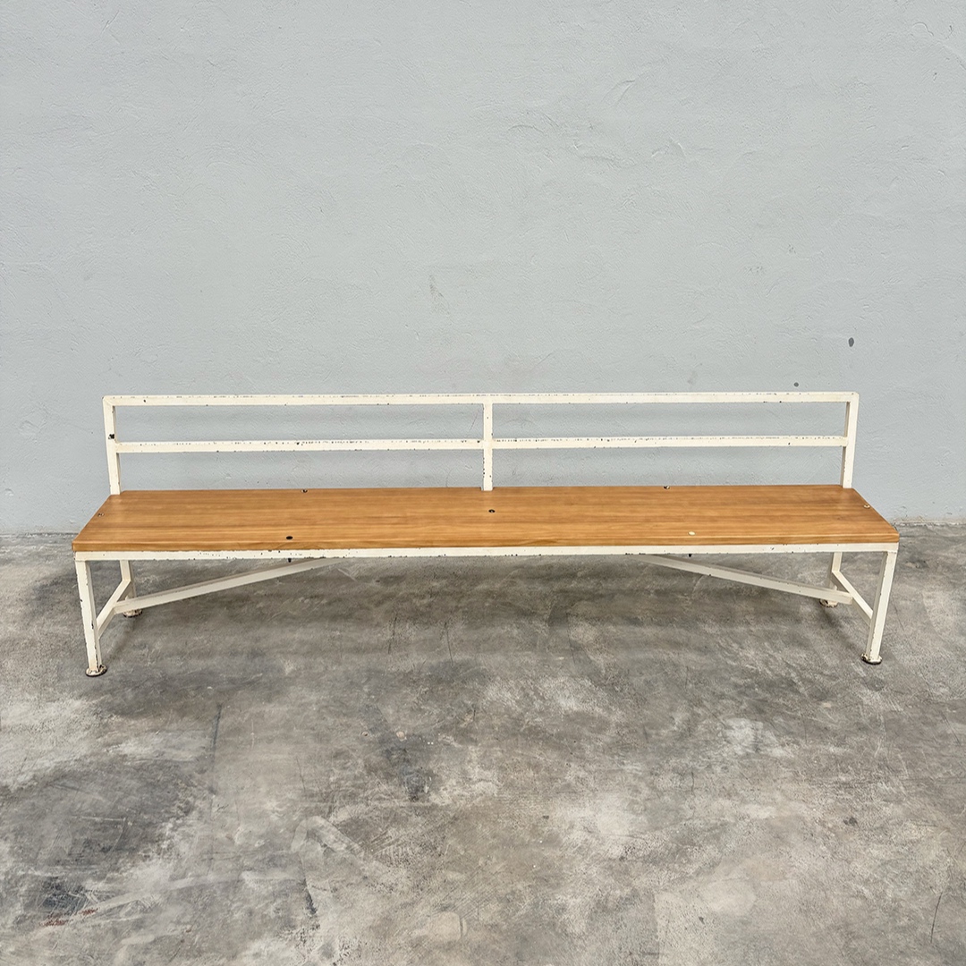 Vista frontal del banco industrial XL blanco con estructura original y asiento de madera maciza