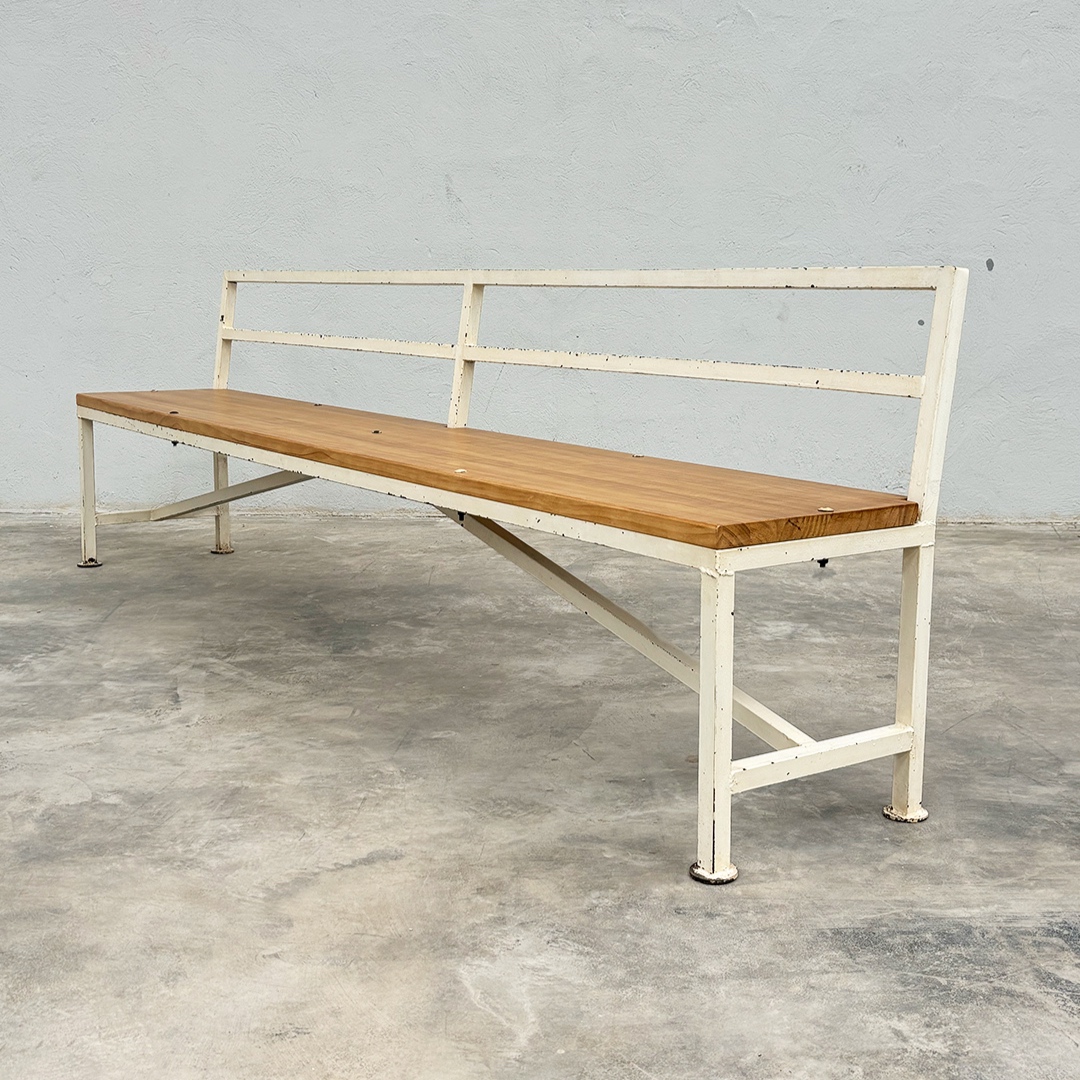 Banco industrial XL blanco con asiento de madera y estructura metálica original