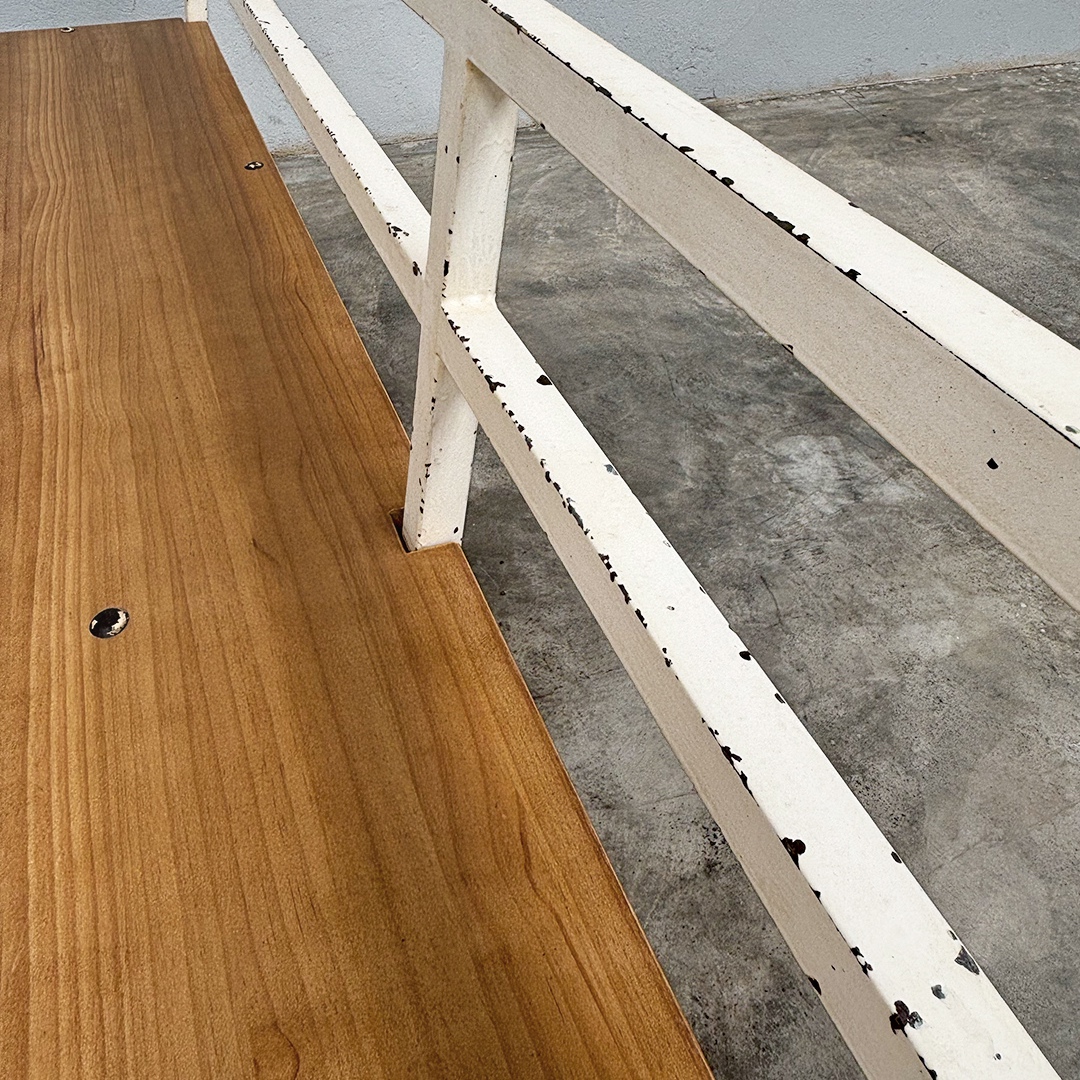 Detalle del asiento de pino macizo del banco industrial XL blanco