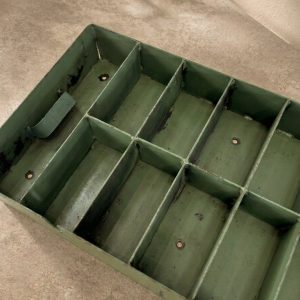 Compartimentos interiores de la bandeja de hierro verde