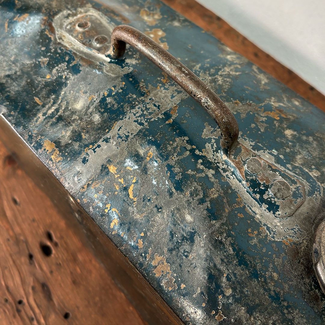 Detalle del asa del bidón de aceite antiguo