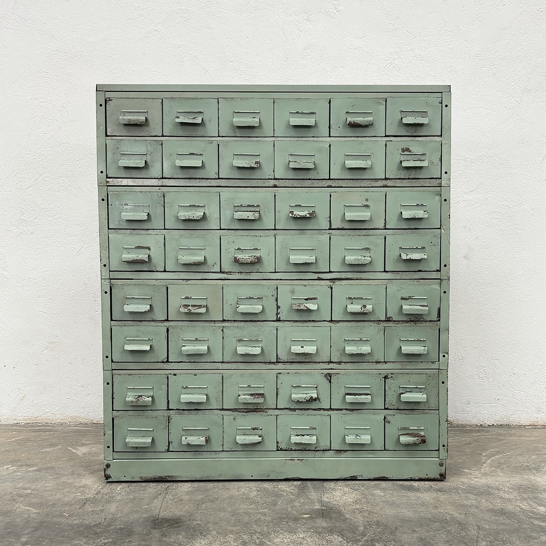 Cajonera metálica verde con múltiples cajones y tiradores originales