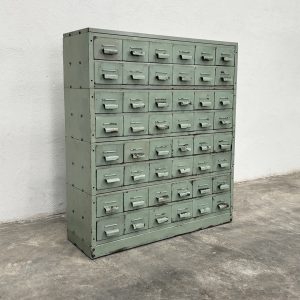 Cajonera metálica verde industrial con numerosos cajones