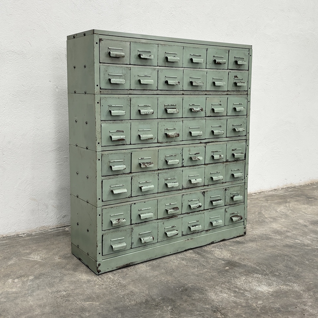 Cajonera metálica verde industrial con numerosos cajones