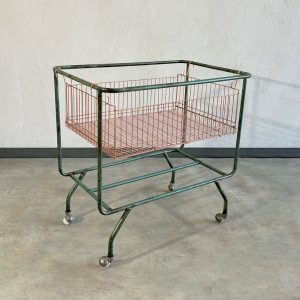 Carrito industrial vintage con ruedas y cesta en acabado cobre, estructura original