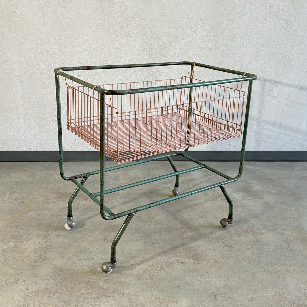 Carrito industrial vintage con ruedas y cesta en acabado cobre, estructura original