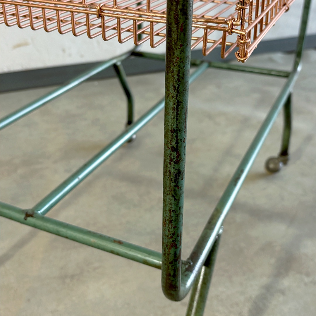 Pátina verde original de la estructura del carrito vintage con ruedas