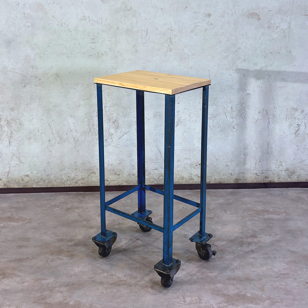 Carrito alto industrial azul con una balda de madera maciza y estructura azul original