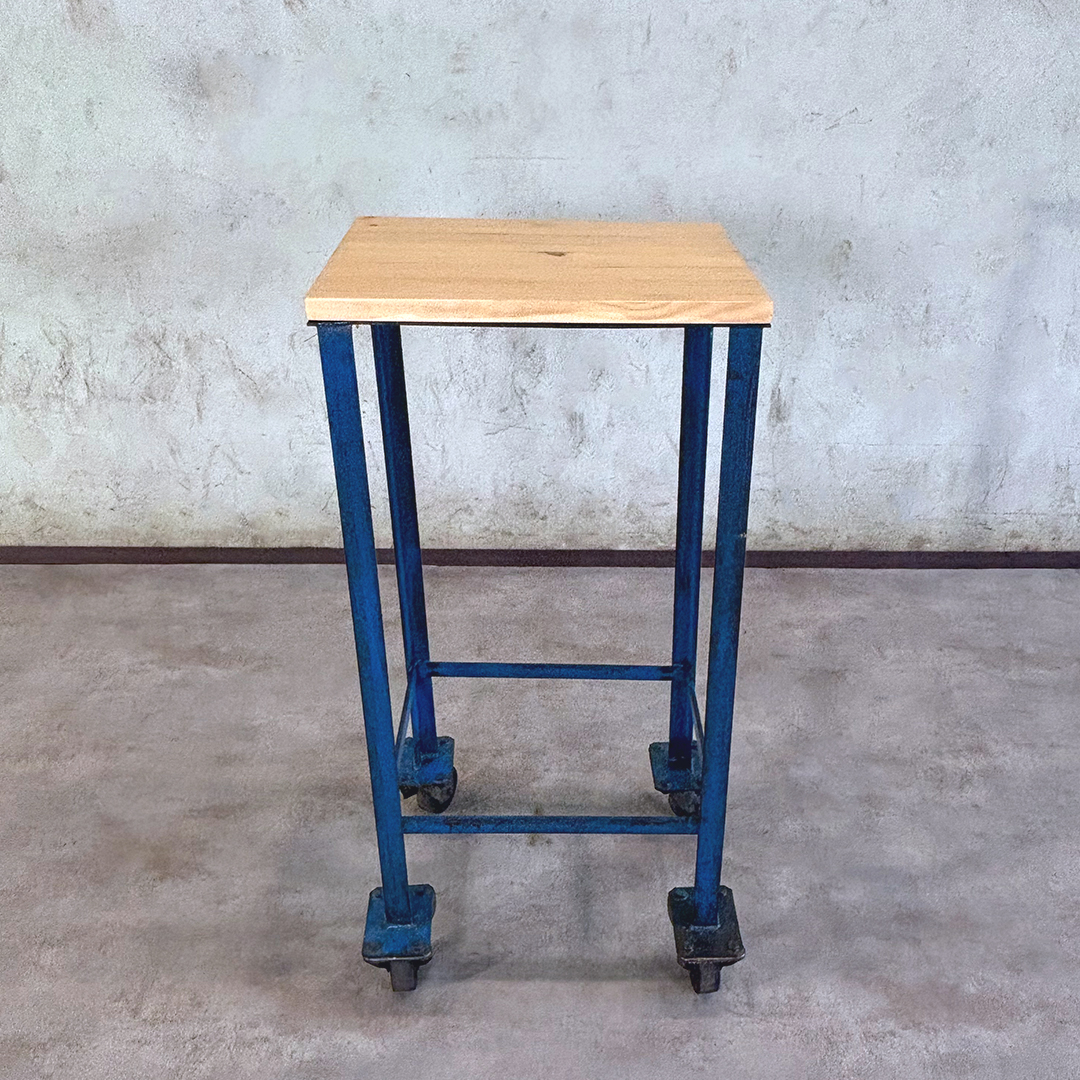 Carrito industrial vintage con encimera de madera y ruedas originales, vista lateral
