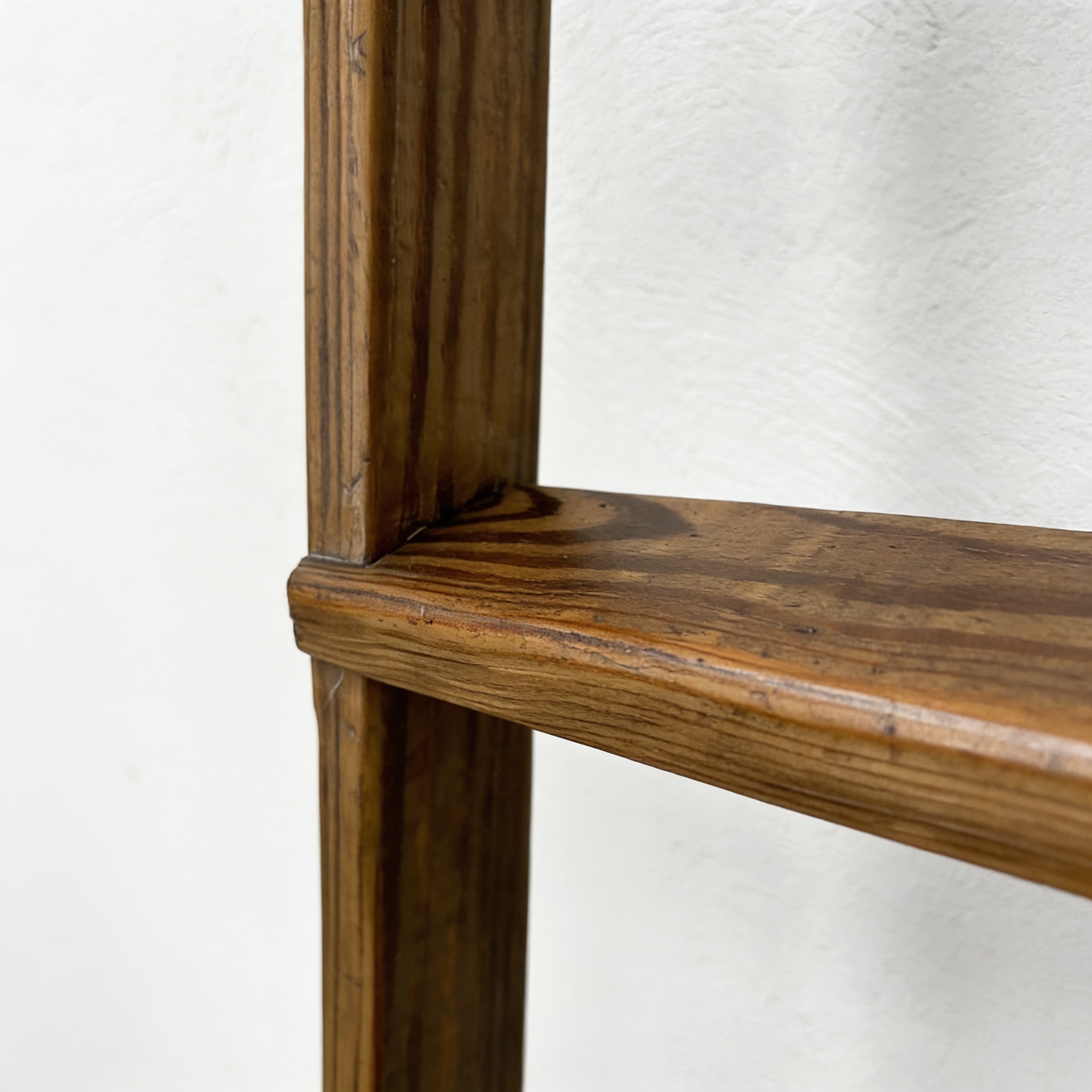 Escalera decorativa de taller, detalle de la estructura de madera