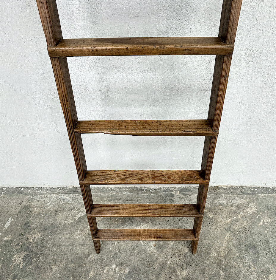Vista de la escalera de taller de madera antigua
