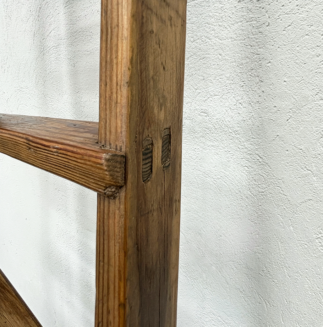 Escalera decorativa de madera, macro encajes