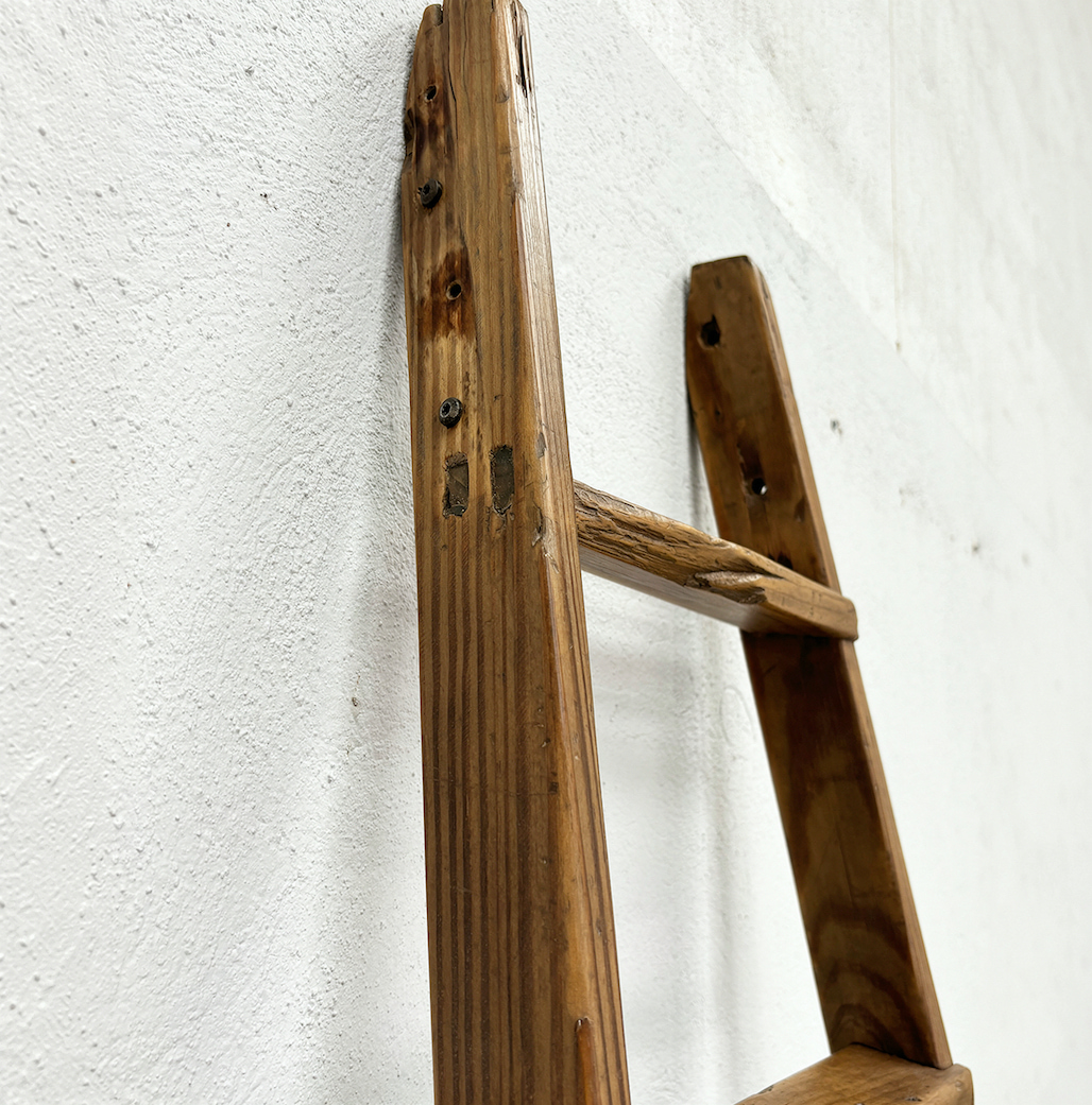 Desgaste natural por el tiempo y el uso en la madera de la escalera vintage