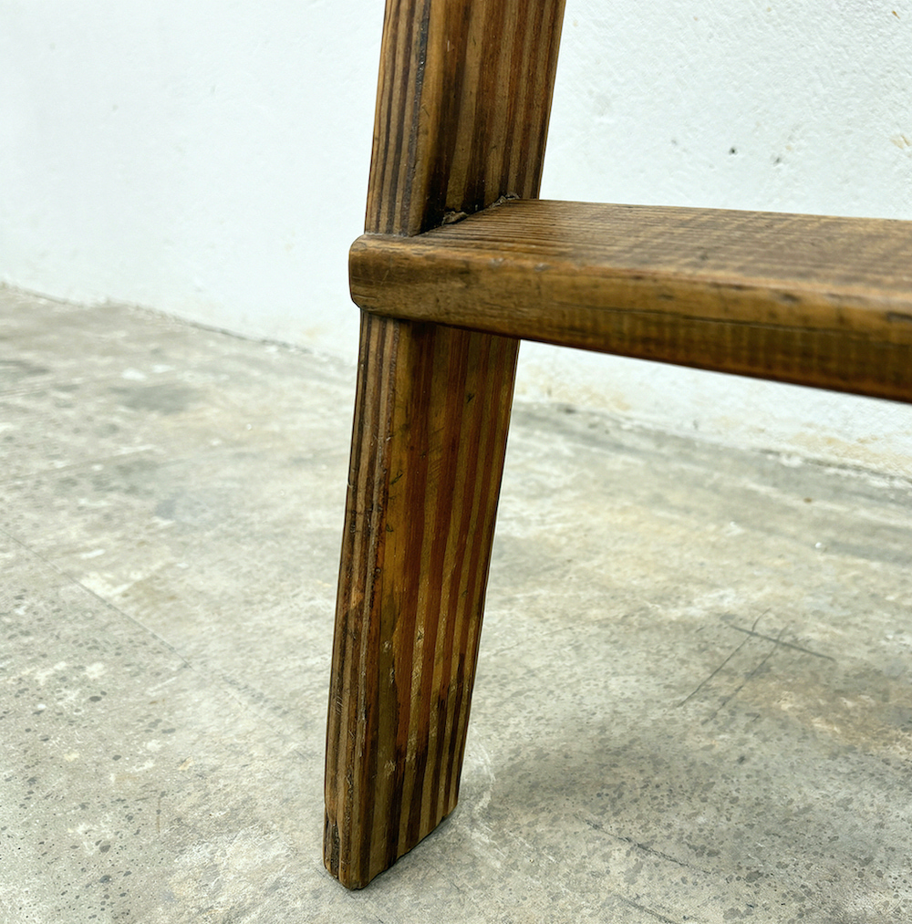 Detalle de un peldaño de madera de la escalera antigua de taller