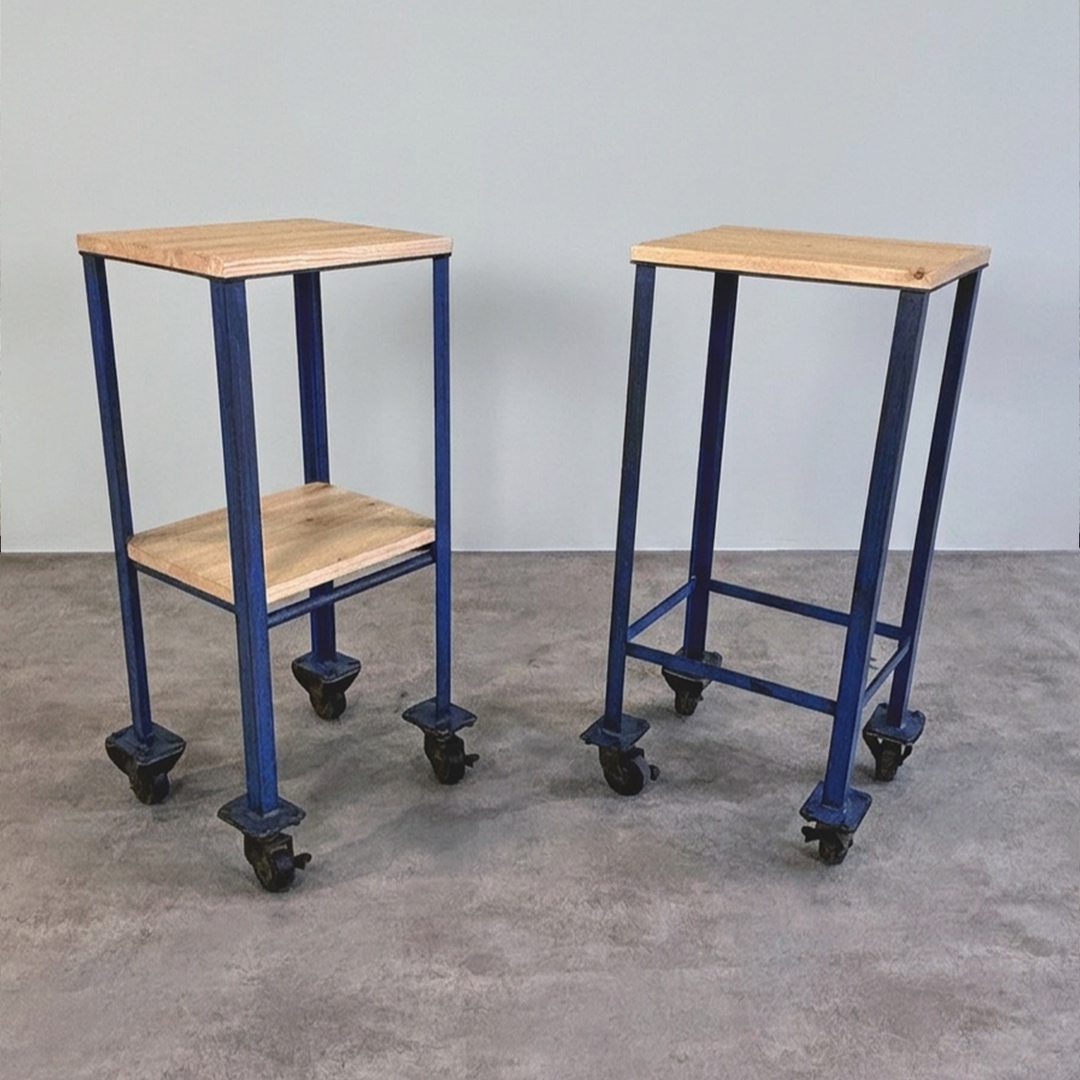 Pareja de carritos industriales vintage — uno con una balda y otro con dos