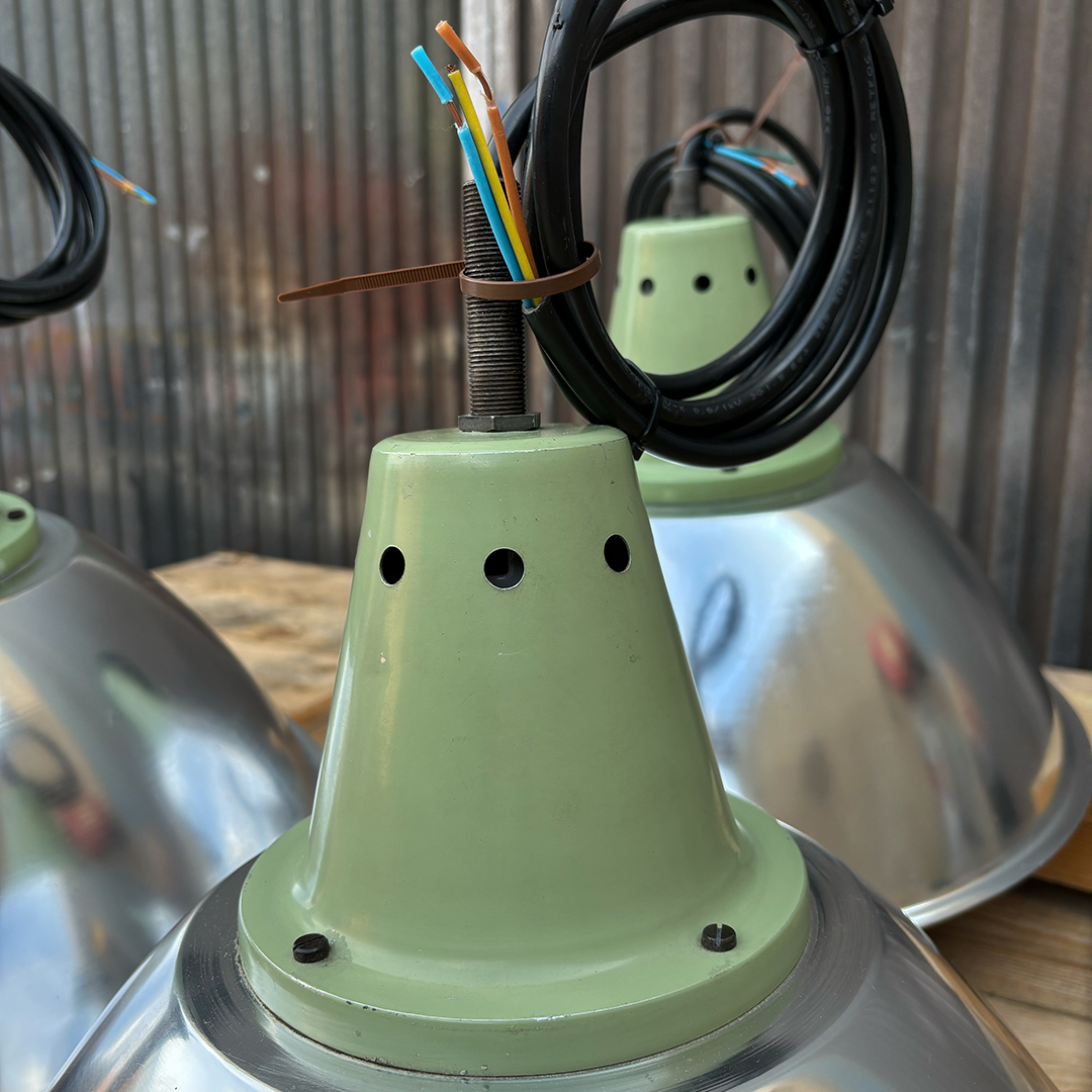 Lámpara colgante industrial en acabado verde menta, recableada y lista para usar