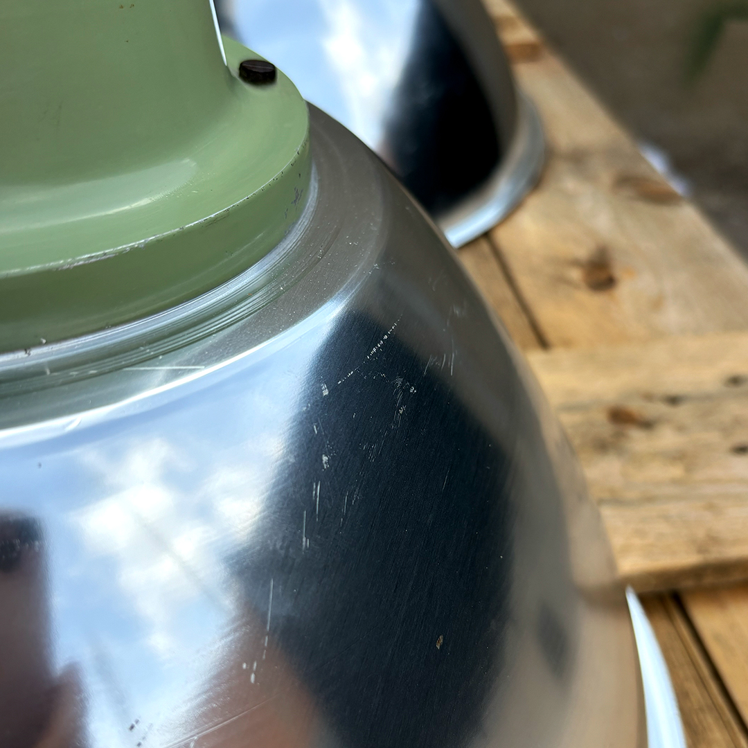 Lámpara de techo industrial verde menta, detalle de la estructura metálica