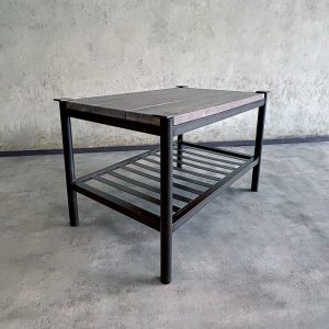 Mesa de hierro y madera con balda tipo reja, estructura industrial reutilizada