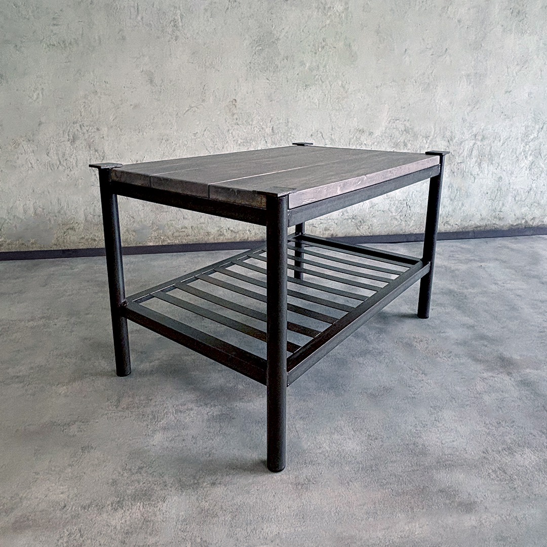 Mesa de hierro y madera con balda tipo reja, estructura industrial reutilizada