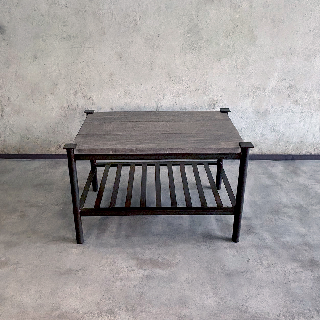 Mesa industrial de hierro y madera con balda tipo reja