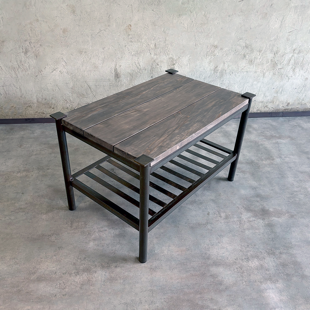 Mesa auxiliar de hierro y madera con balda tipo reja, estructura industrial recuperada