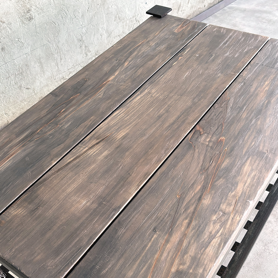 Mesa auxiliar industrial vintage, detalle madera
