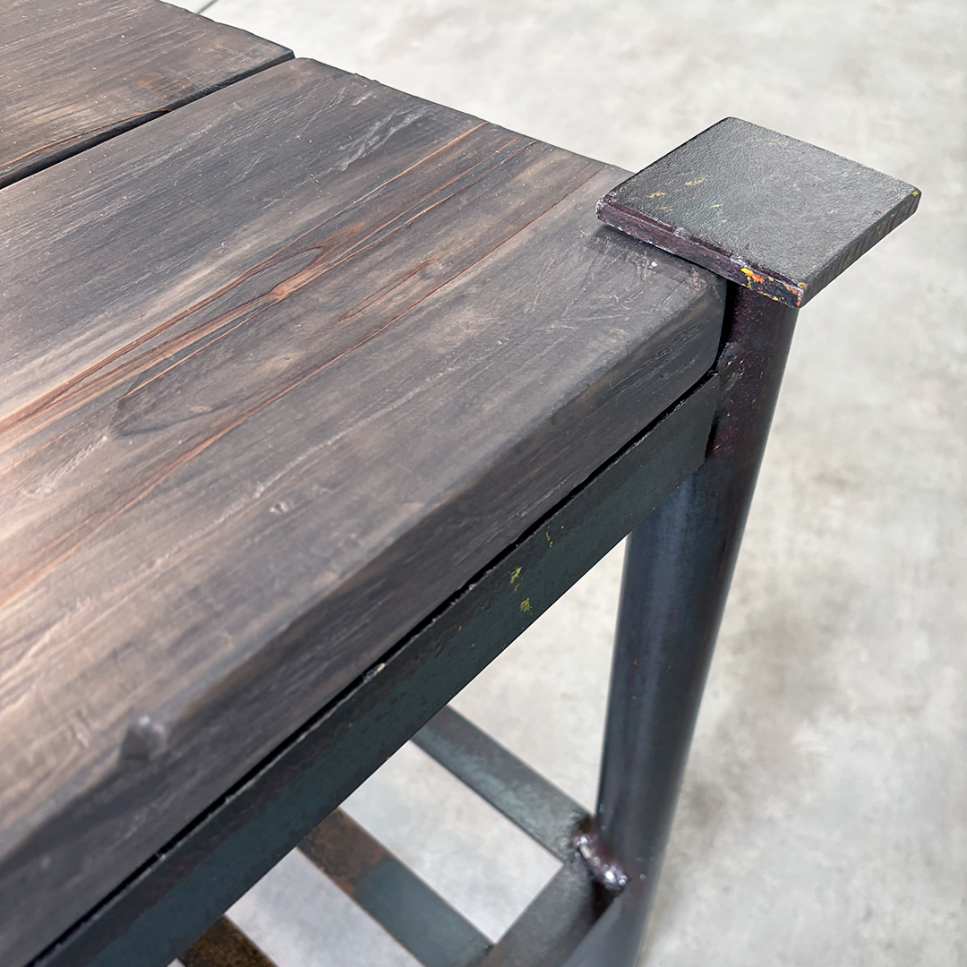 Mesa auxiliar industrial, detalle estructura de hierro