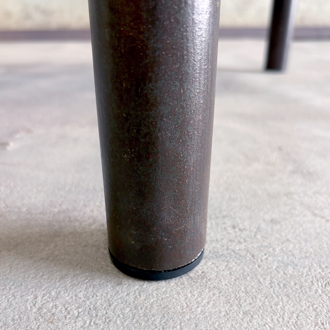 Mesa industrial de hierro y madera recuperada, detalle protección
