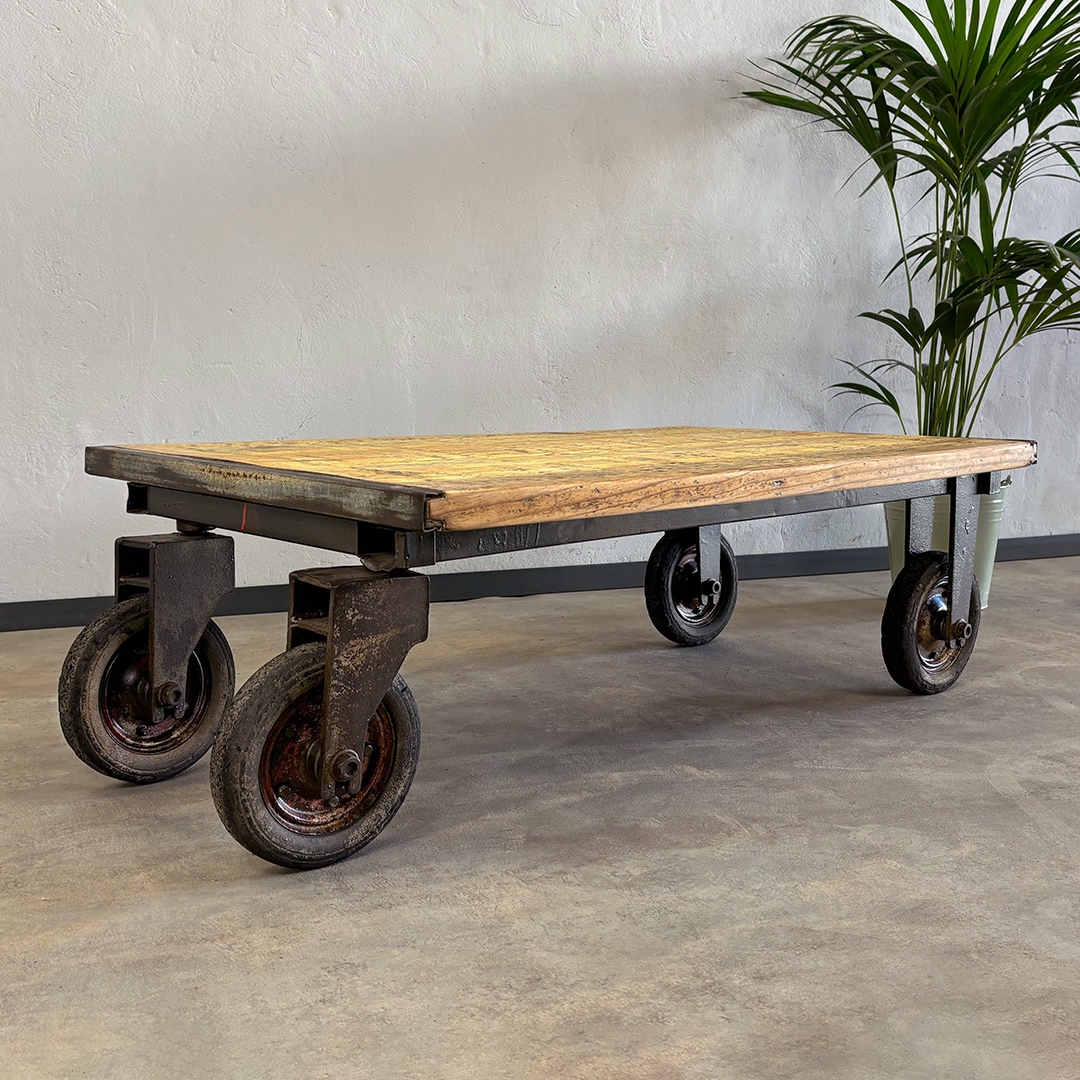 Mesa de centro con madera maciza recuperada y ruedas, vista lateral