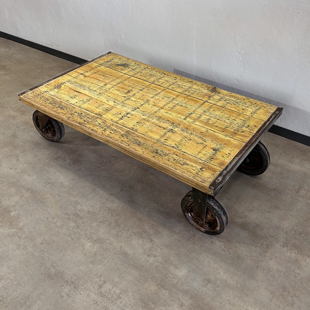 Mesa de centro de hierro y madera recuperada, estructura de carro industrial original