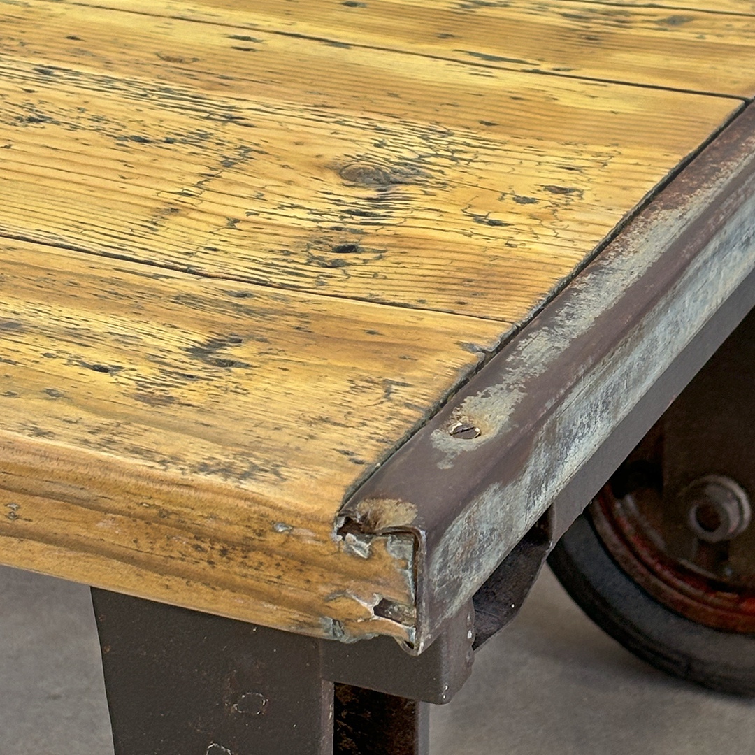 Mesa de centro industrial con madera maciza recuperada marcada por el uso