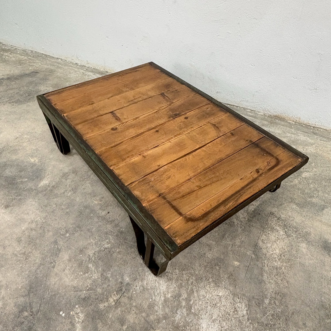 Mesa de centro rectangular: estructura de hierro y madera con marcas de fuego