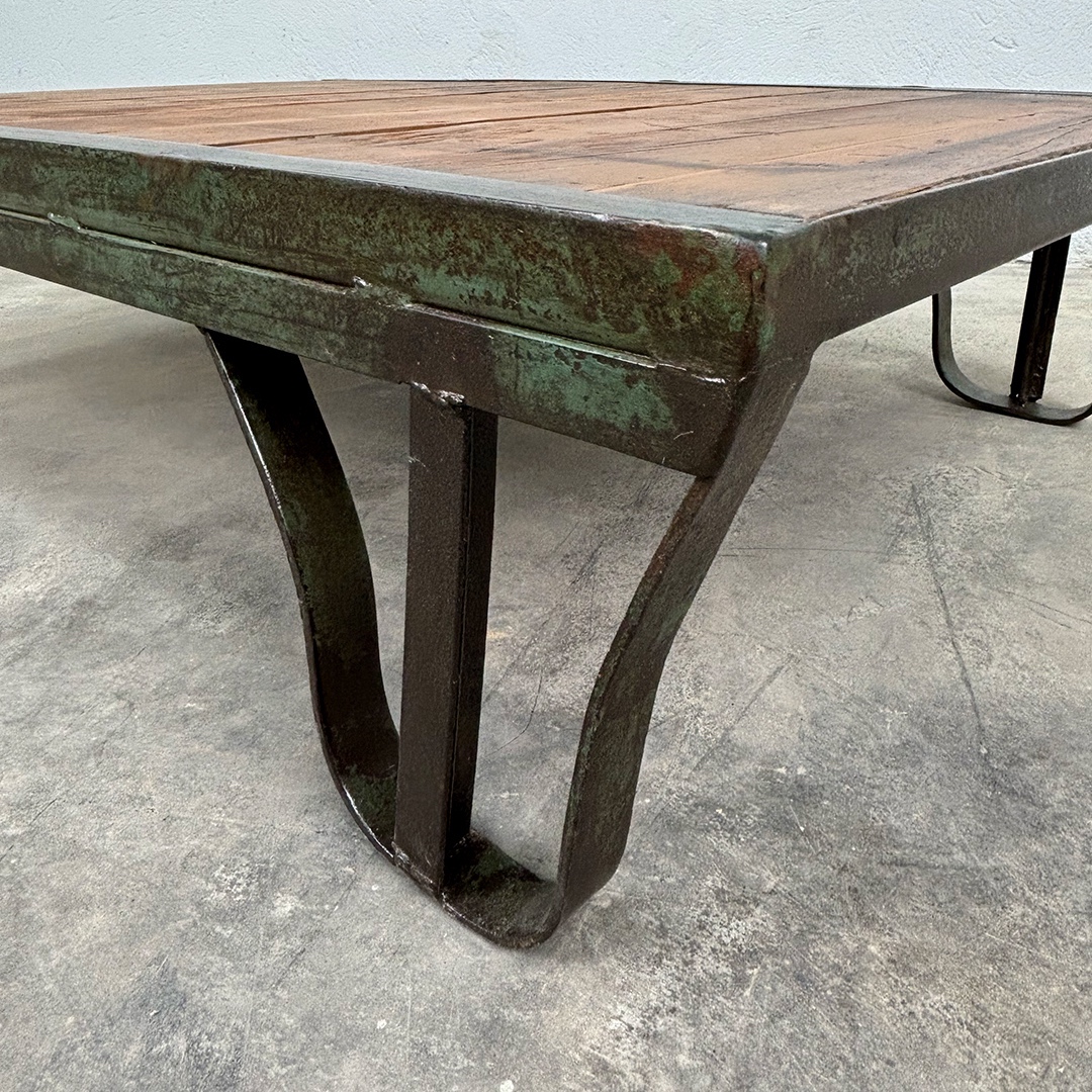 Mesa industrial de madera y hierro rectangular, detalle pátina