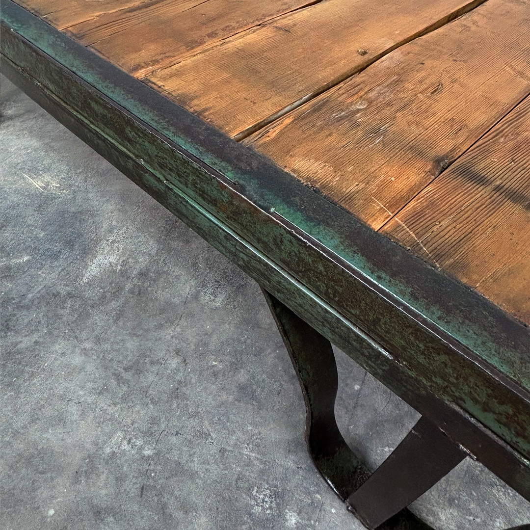Detalle de pátina original en la mesa de madera y hierro de fundición rectangular