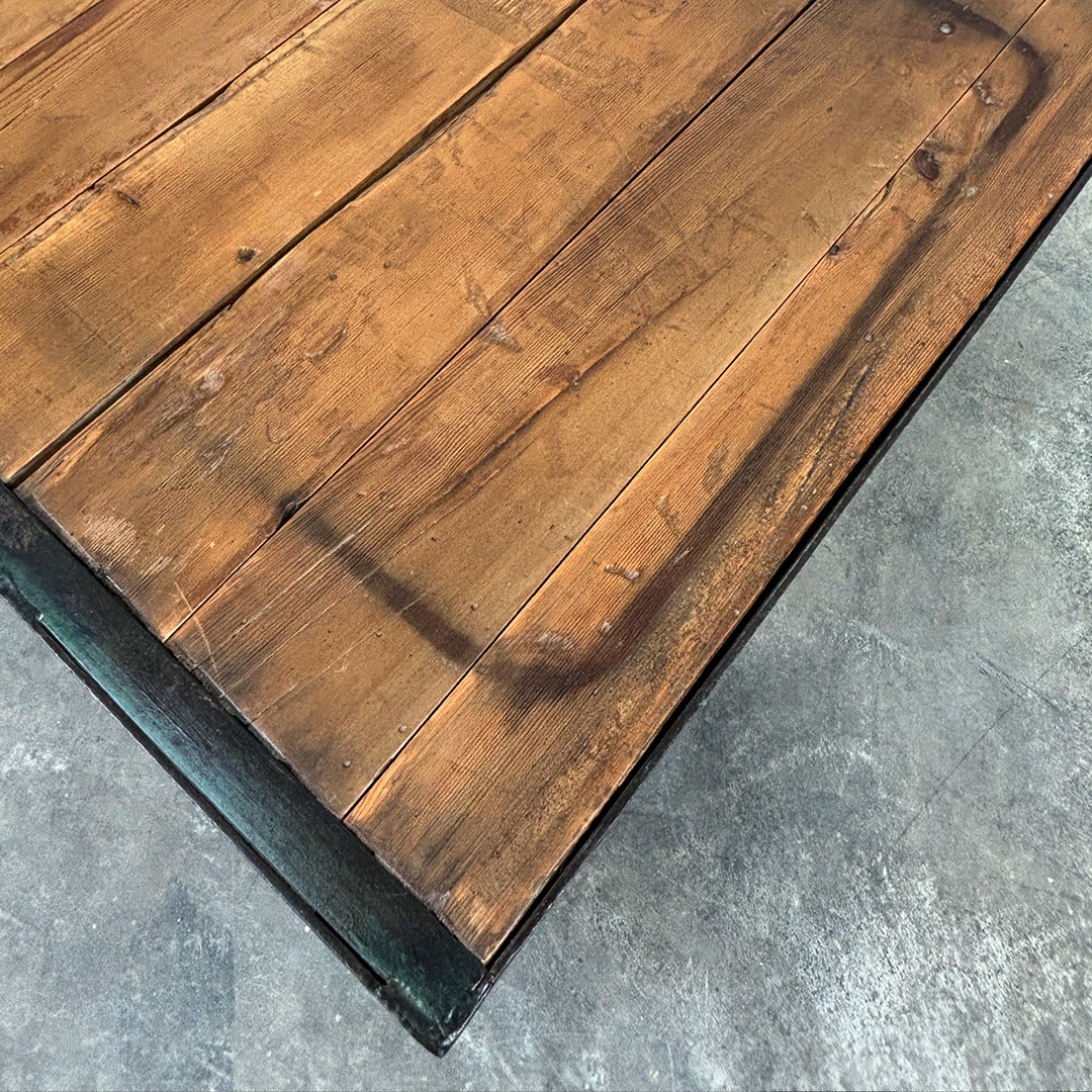Mesa de centro industrial recuperada, madera con marcas de fuego y vetas profundas