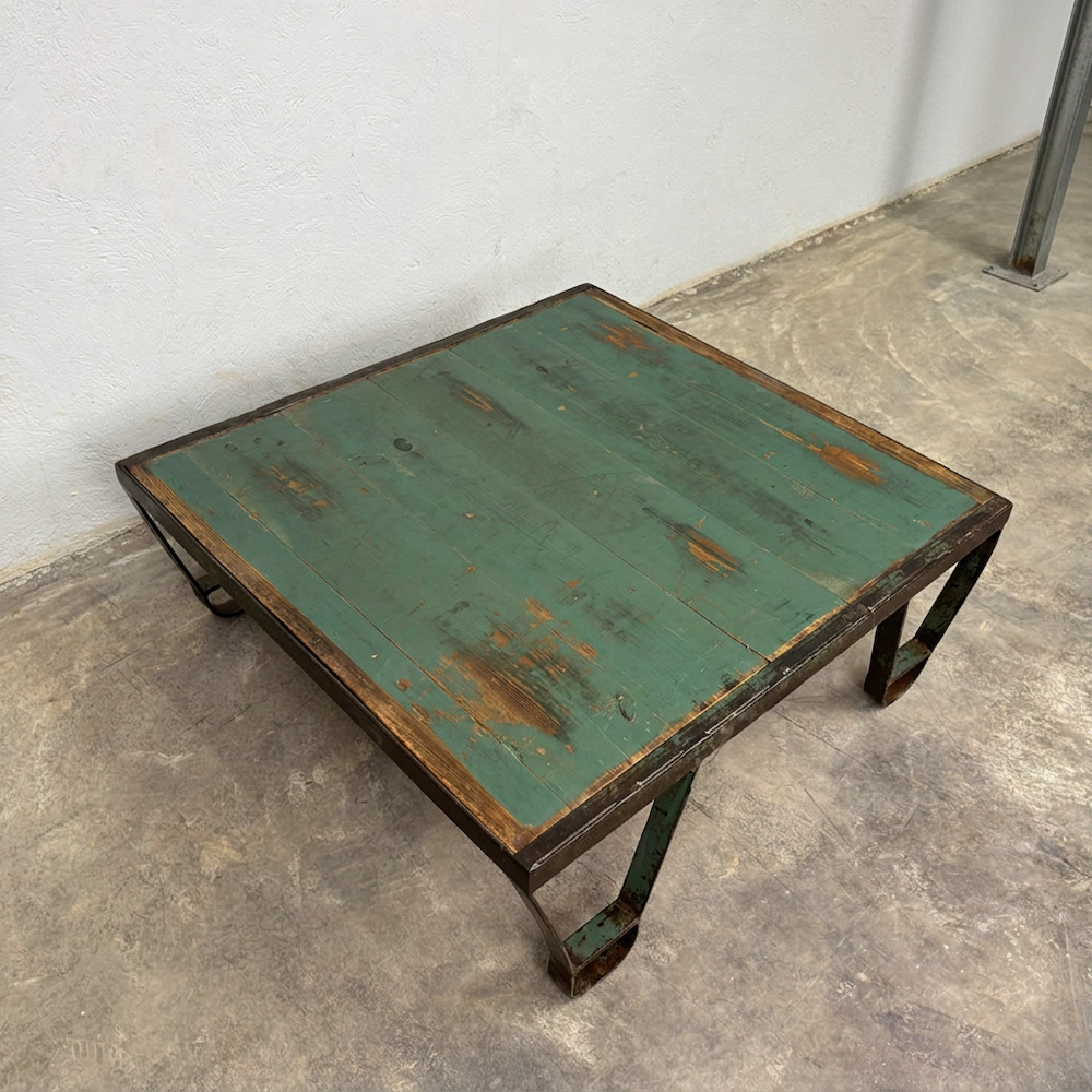 Mesa de centro original de fundición verde, vista general