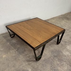 Mesa de centro de fundición cuadrada, vista general