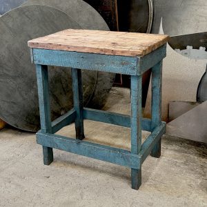 Mesita auxiliar industrial de taller de madera con pintura original azul