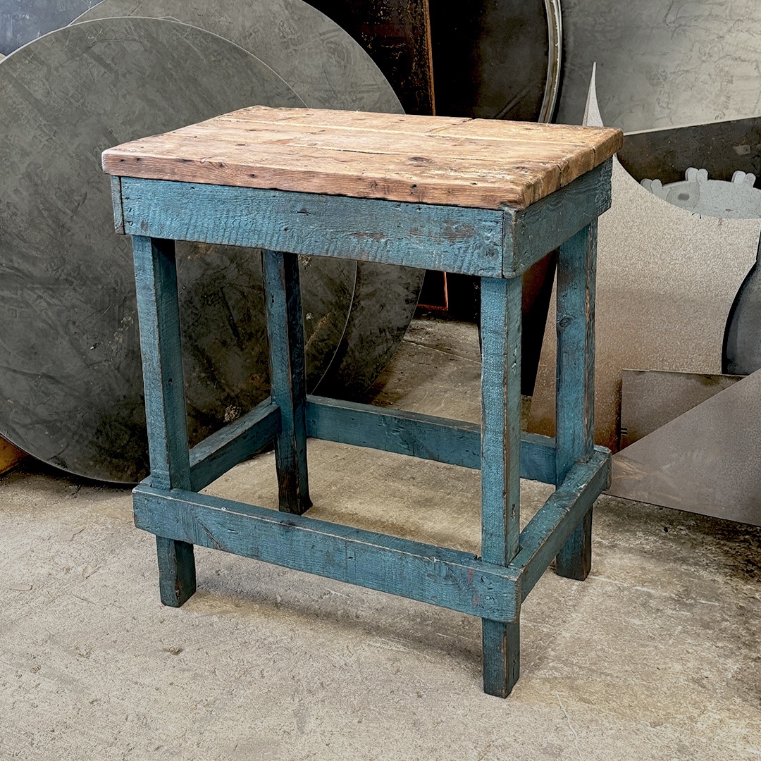 Mesita auxiliar industrial de taller de madera con pintura original azul