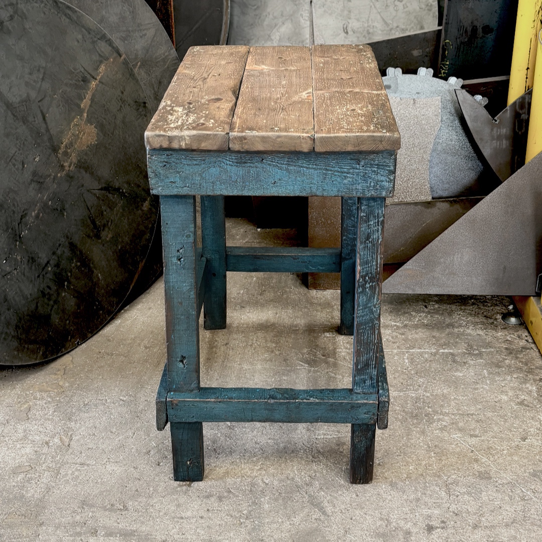 Mesita industrial vintage de madera con pintura original azul, vista lateral