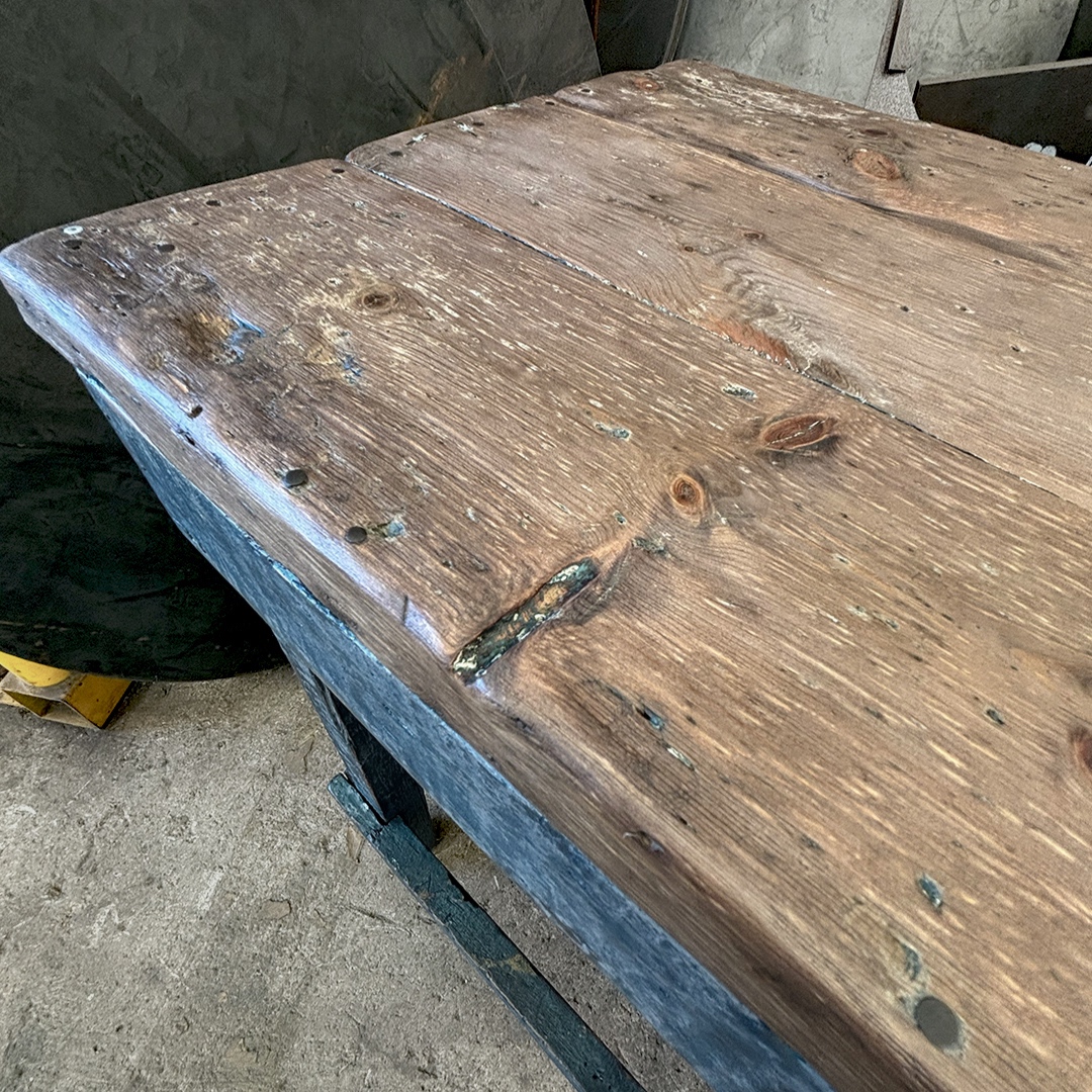 Mesita industrial de madera recuperada con marcas de uso